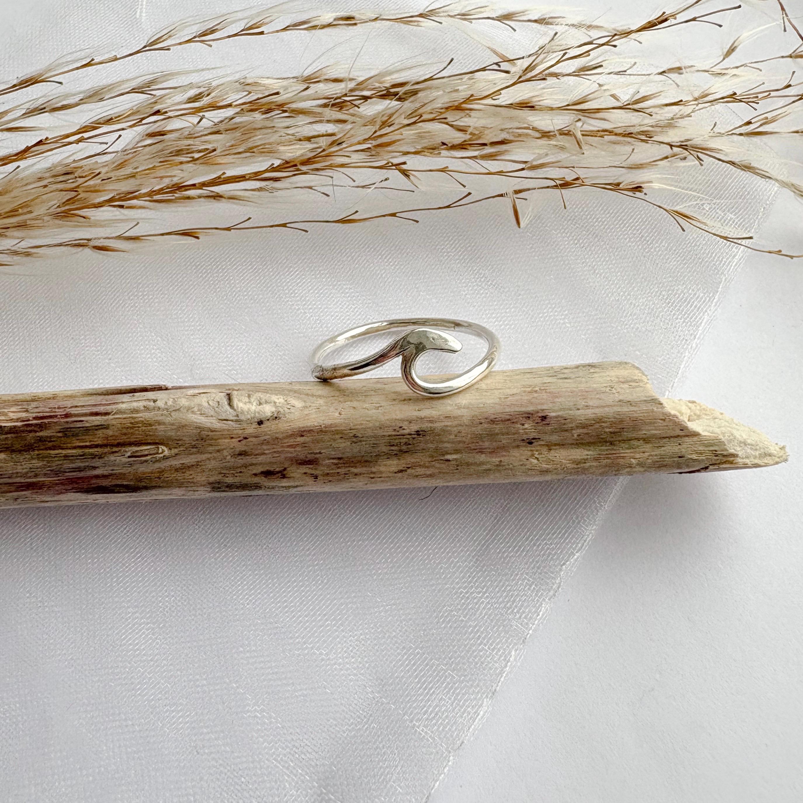 Wavy ring